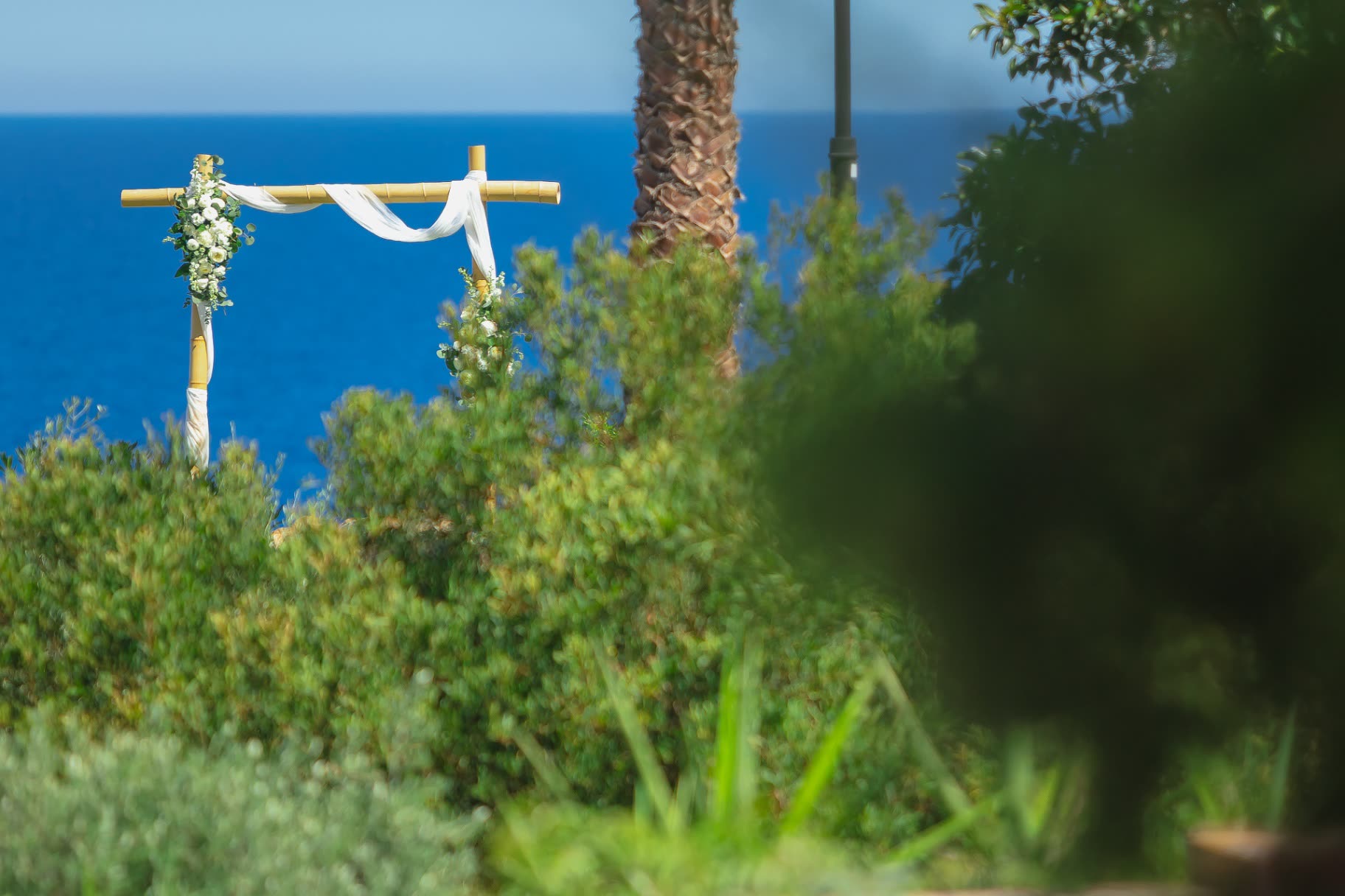 Bröllop Orihuela Costa, bambubåge med havsutsikt